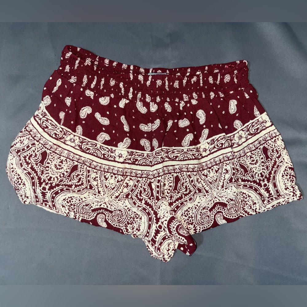 Angie burgundy and cream paisley shorts size medium